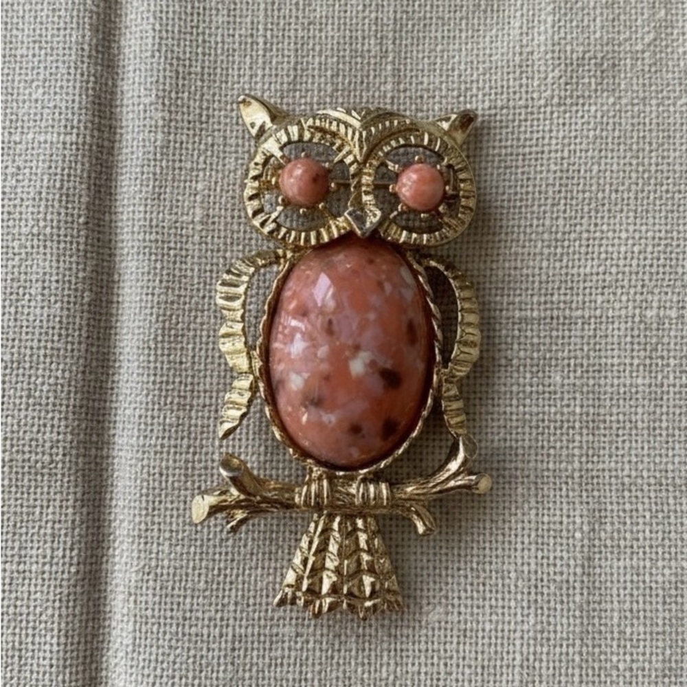 Vintage Jerry’s Owl Brooch Gold Tone Coral Color Cabochon 3” Mid Century